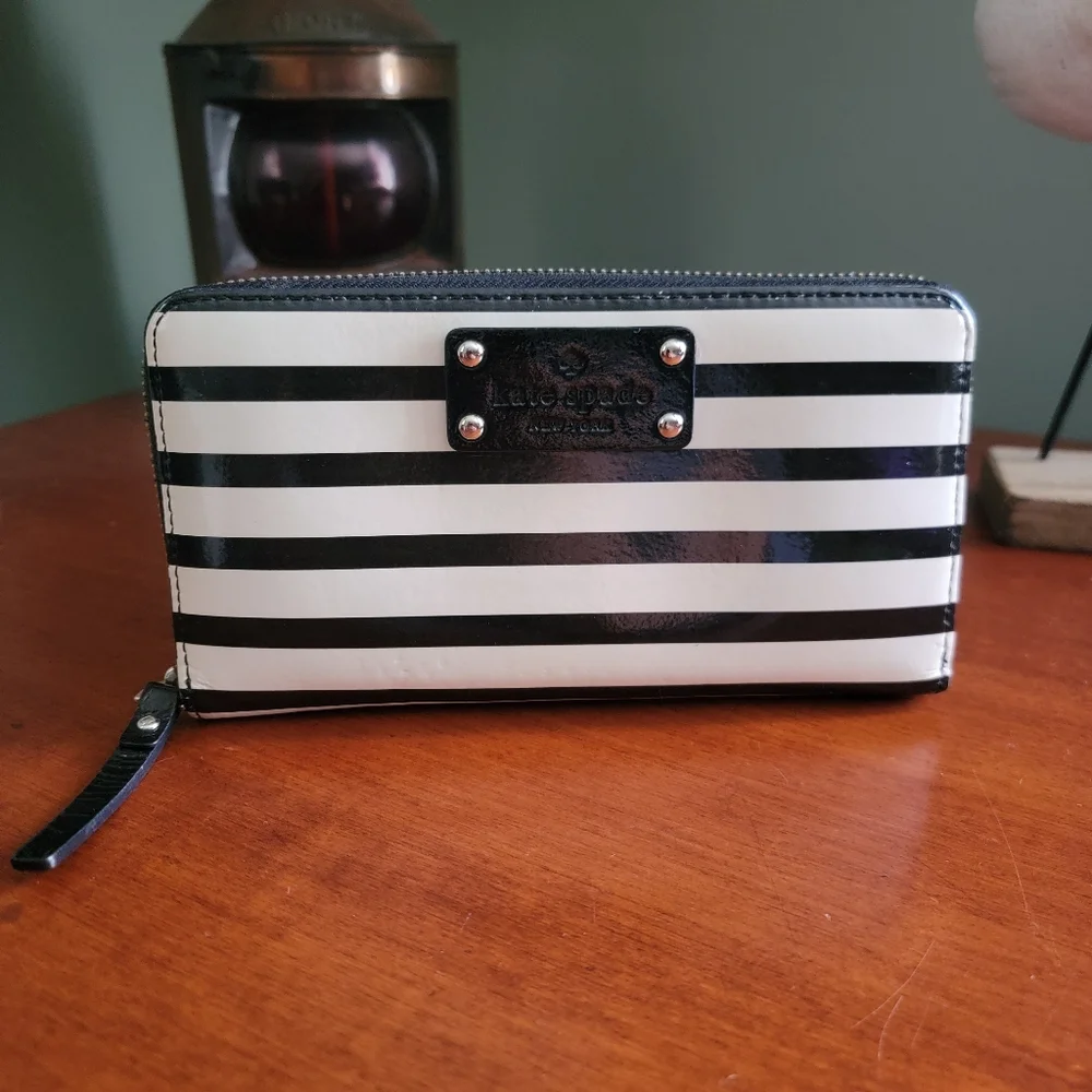 Kate Spade WLRU1459 Wellesley Stripe Patent Leather Zip Wallet Black White